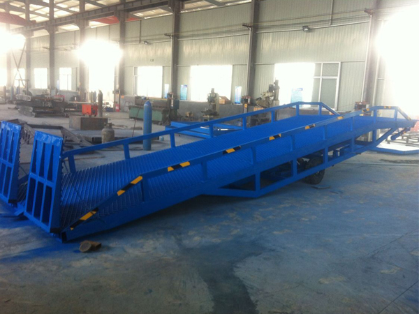 移動(dòng)液壓登車橋